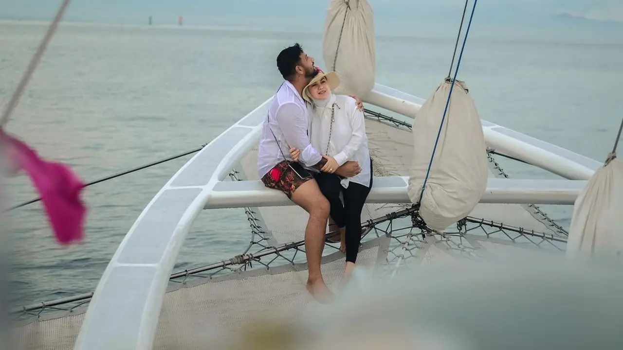 Momen Liburan Ammar Zoni dan Irish Bella Naik Kapal Pesiar