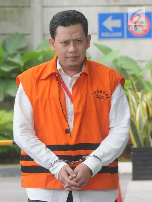 Bupati Cianjur nonaktif Irvan Rivano Muchtar  tiba di Gedung KPK, Jakarta, Senin(11/3). Irvan diperiksa untuk pelengkapan berkas kasus dugaan menerima suap anggaran pendidikan dari para kepala sekolah di kawasan Cianjur. (merdeka.com/Dwi Narwoko)