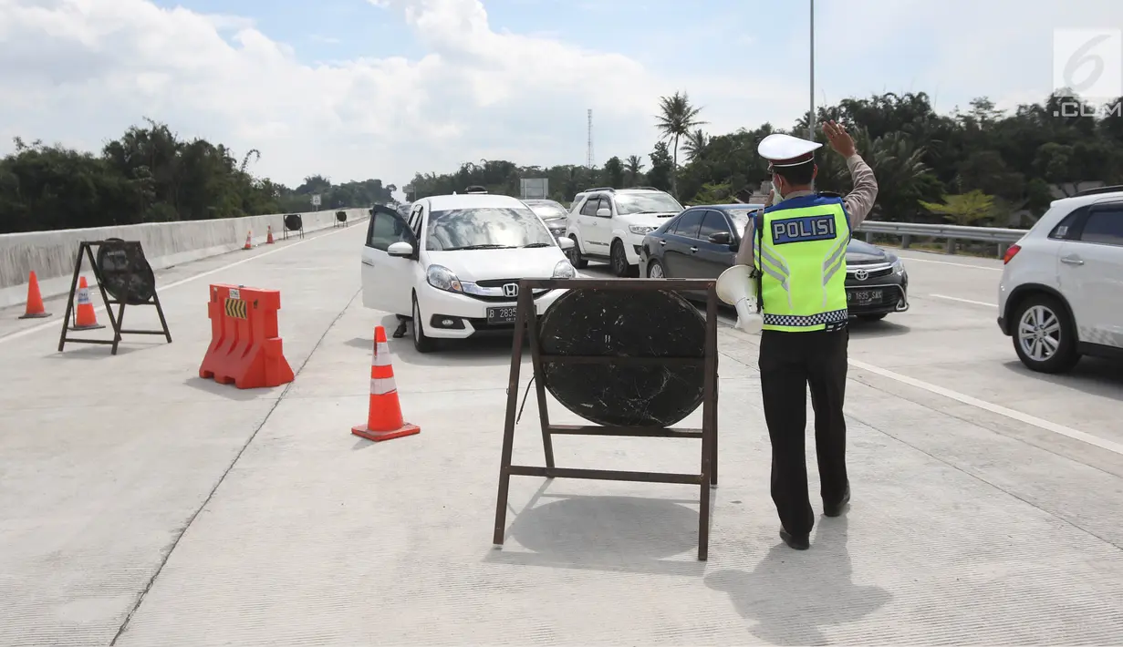 Petugas mengalihkan kendaraan pemudik di ruas Tol Salatiga-Kartasura, Barukan, Kabupaten Semarang, Jateng, Selasa (12/6). Pengalihan dilakukan bagi kendaraan yang menuju Solo untuk keluar di exit tol Tingkir Salatiga. (Liputan6.com/Arya Manggala)