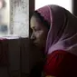 Seorang wanita etnis Rohingya terlihat sedih di tempat penampungan, Kuala Langsa, Aceh (25/5/2015). Berdasarkan data pemerintah, pengungsi Rohingya dan Bangladesh yang berada di Aceh jumlahnya 1.759 orang. (Reuters/Nyimas Laula)