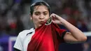 Tunggal putri Indonesia, Gregoria Mariska Tunjung berfoto merayakan kemenangan atas lawannya, wakil Korea Selatan Kim Ga-eun pada laga 16 besar nomor tunggal putri cabor bulu tangkis Olimpiade Paris 2024 di Porte de la Chapelle Arena, Paris, Kamis (1/8/2024). Gregoria Mariska Tunjung menang dalam tiga set (21-4, 8-21 dan 23-21) untuk melaju ke perempatfinal. (Dok. NOC Indonesia/Naif Muhammad Al'as)