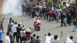 Baby Allien julukan untuk Marc Marquez langsung melaju pesat usai dilepas Presiden Jokowi dalam parade pembalap jelang MotoGP Mandalika 2022. (Bola.com/M Iqbal Ichsan)