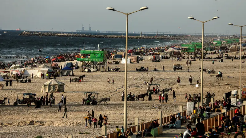 Warga Palestina Melepas Penat di Pantai Gaza