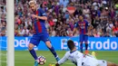 Lionel Messi mengelabui kiper Sampdoria, Emiliano Viviano, saat mencetak gol pada pertandingan Trofeo Joan Gamper 2016 di Camp Nou, Kamis (11/8/2016) dini hari WIB. (AFP/Josep Lago)