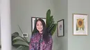 Di momen bahagia tersebut, Gracia Indri tampil cantik kenakan gaun rancangan Ivan Gunawan. Meski biasanya Gracia jarang tampil terbuka, penampilannya kali ini mengundang pujian warganet. Ia tampil elegan dan lebih sopan dengan gaun lengan panjang yang tertutup dari leher hingga mata kaki. (Liputan6.com/IG/@graciaz14)