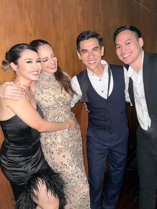 Meski gaun berpotongan panjang, Enzy tetap terlihat luwes dan bebas saat berfoto dan menari. [Foto: Instagram @merdioctav]