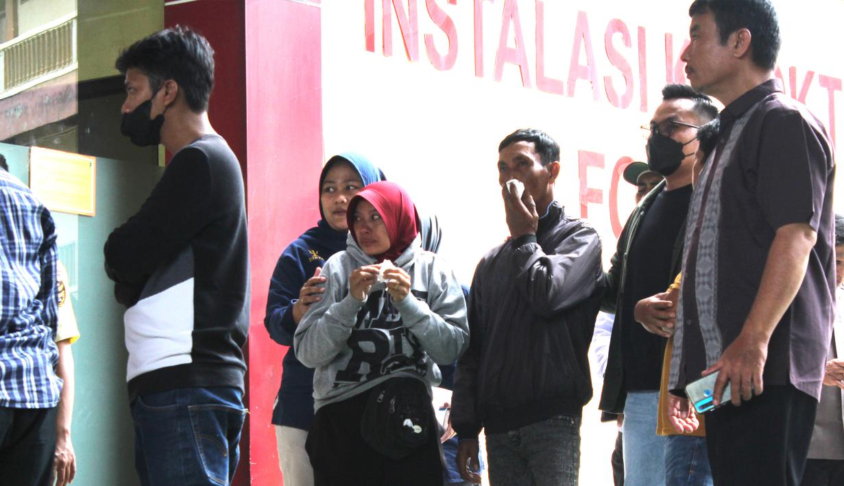 Polisi kembali mengidentifikasi jenazah korban kebakaran di Gedung Terra Drone, Cempaka Baru, Kemayoran, Jakarta Pusat. Tampak dalam foto, pihak keluarga dan kerabat korban kebakaran Gedung Terra Drone menanti penyerahan jenazah, di Rumah Sakit Bhayangkara R. Said Sukanto atau RS Polri Kramat Jati, Jakarta, Rabu (10/12/2025). (merdeka.com/magang/Rendi Saputra)