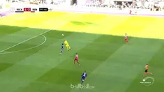 Berita video kiper klub Belgia Roya Excel Mouscron, Logan Bailly, kebobolan karena tak sempurna dalam menyundul bola. This video presented by BallBall.