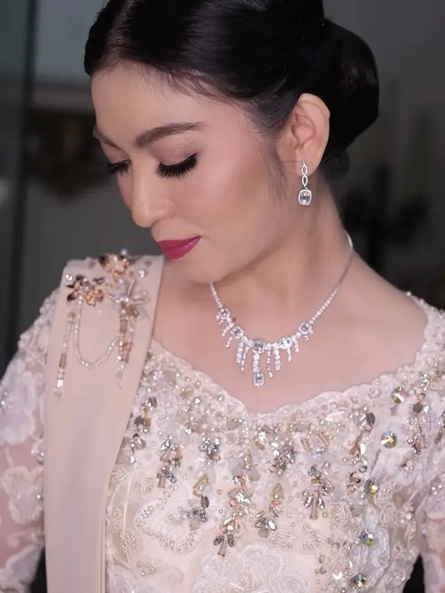 Selvi Ananda kenakan Kebaya Putih saat Kondangan. [@rama_jee]