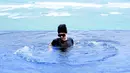 Saat berlibur di Bali, Syahrini terliaht asik berendam di dalam kolam renang. (Foto: instagram.com/princessyahrini)