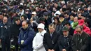 Warga Korea Selatan melakukan penghormatan kepada mantan Presiden Korea Selatan Kim Young - sam di Majelis Nasional di Seoul, Korea Selatan, (26/11). (REUTERS/Jung Yeon-Je)