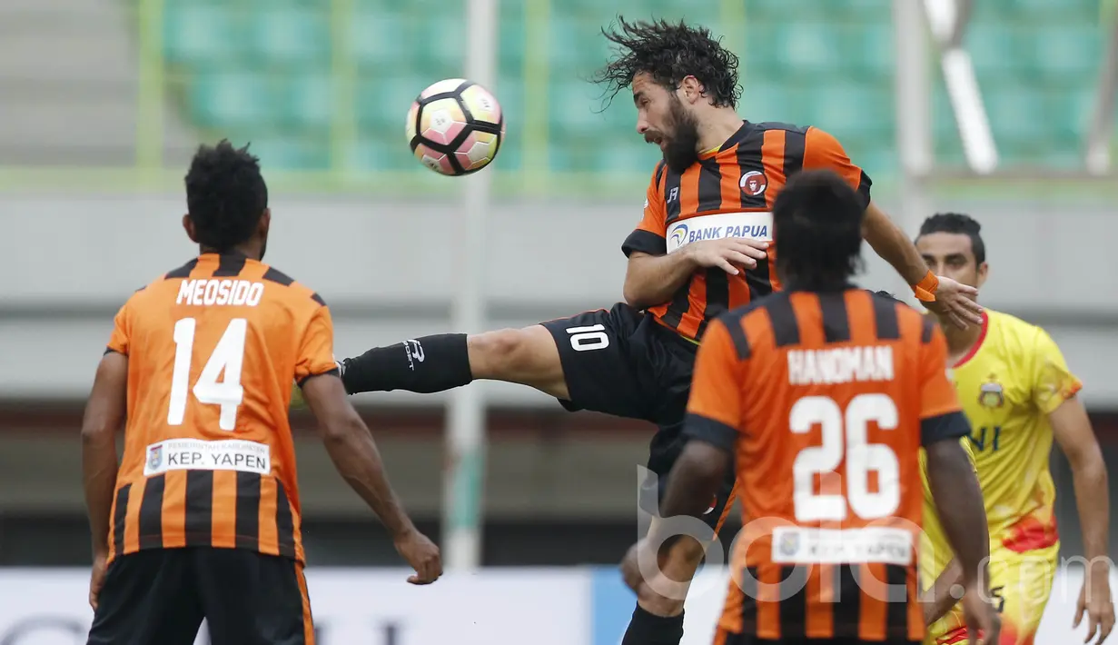 Pemain Perseru Serui, Omar Zein Eddine, berusaha merebut bola. Usai laga ini, Perseru Serui akan berhadapan dengan wakil Kalimantan, Persiba Balikpapan. (Bola.com/M Iqbal Ichsan).