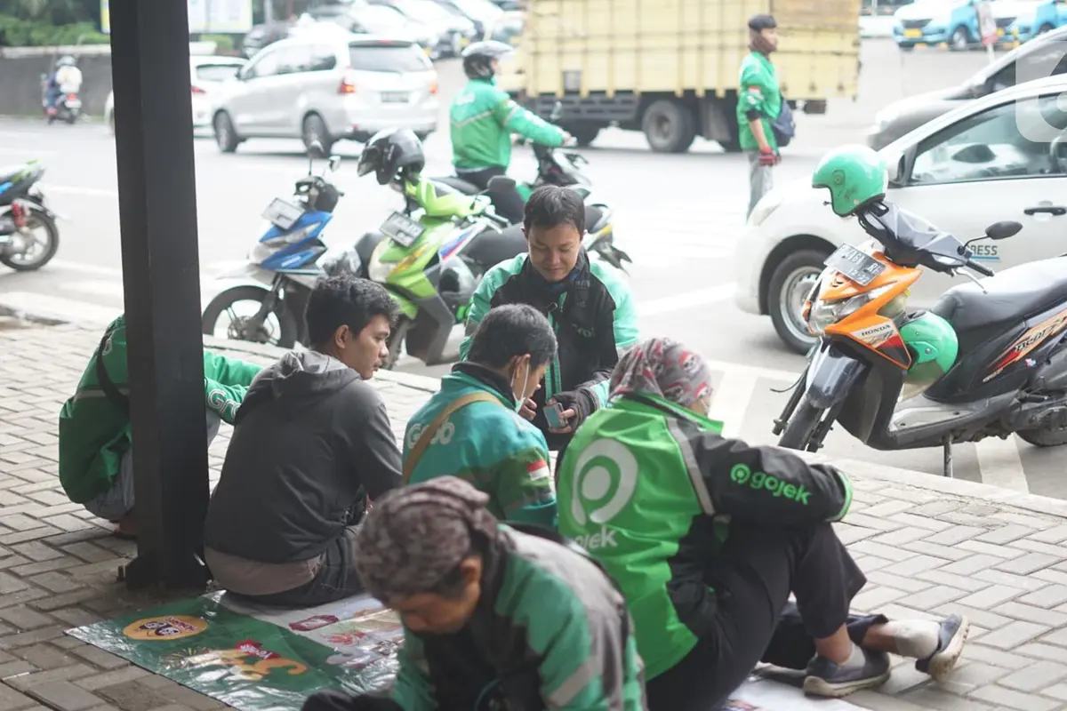 Pengemudi Ojek Daring di Kawasan Cibubur