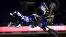 Penampilan Tom Pages asal Prancis dalam final Moto X Freestyle di ESPN X-Games, Stadion Bank AS, Minneapolis, Minnesota, Amerika Serikat, Jumat (20/7). (Sean M. Haffey/Getty Images/AFP)
