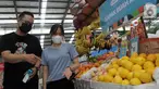 CEO Youtap Indonesia Herman Suharto (kiri) berbincang dengan salah satu pedagang dengan mencoba aplikasi Youtap di Pasar Segar Bintaro Tangsel (9/3/2022). Memasuki usia kedua, Youtap Indonesia terus berkembang menjadi ekosistem digital terbesar bagi pelaku usaha. (Liputan6.com/HO/Ading)