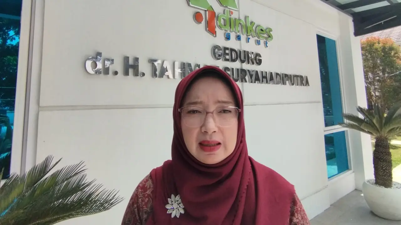 Kadinkes Garut, Leli Yuliani, mengatakan virus HMPV bukanlah virus baru yang mematikan, namun telah ditemukan sejak 2001 dengan karakteristik mirip flu oleh para ahli media dunia saat itu. (Liputan6.com/Jayadi Supriadin)