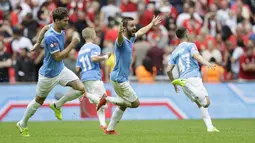 Para pemain Manchester City berlari merayakan kemenangan timnya melawan Livepool pada pertandingan piala Community Shield 2019  di stadion Wembley, London, Inggris (4/8/2019). Manchester City menang adu penalti atas Liverpool 4-5 (1-1). (AP Photo/Kirsty Wigglesworth)