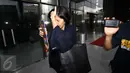 Sallyawati Rahardja menutup wajahnya usai kembali diperiksa KPK, Jakarta, Rabu (8/2). Sallyawati dipanggil terkait dengan kasus suap pengadaan pesawat dan mesin pesawat dari Airbus SAS dan Rolls-Royce pada PT Garuda Indonesia. (Liputan6.com/Helmi Afandi)