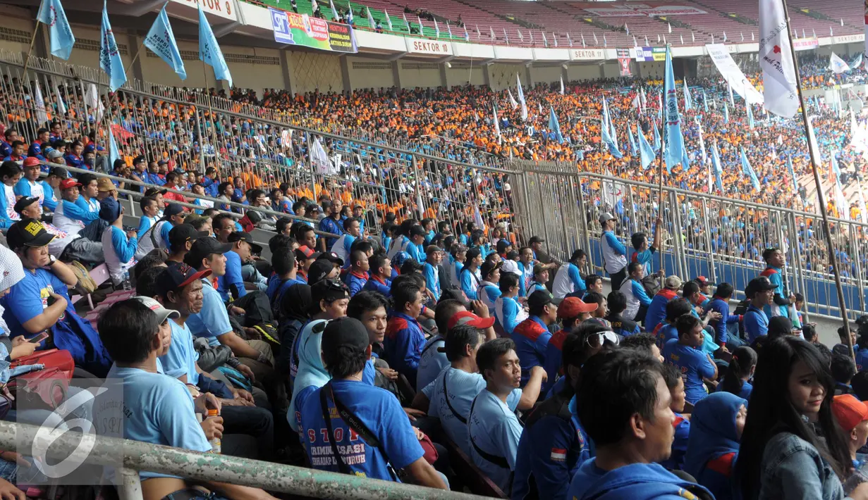 Buruh berkumpul di Gelora Bung Karno saat May Day 2016,Jakarta, Minggu (1/5) GBK merupakan titik kumpul para Buruh dalam penyampaian aspirasi buruh saat Perayaan Buruh Internasional. (Liputan6.com/Helmi Afandi)