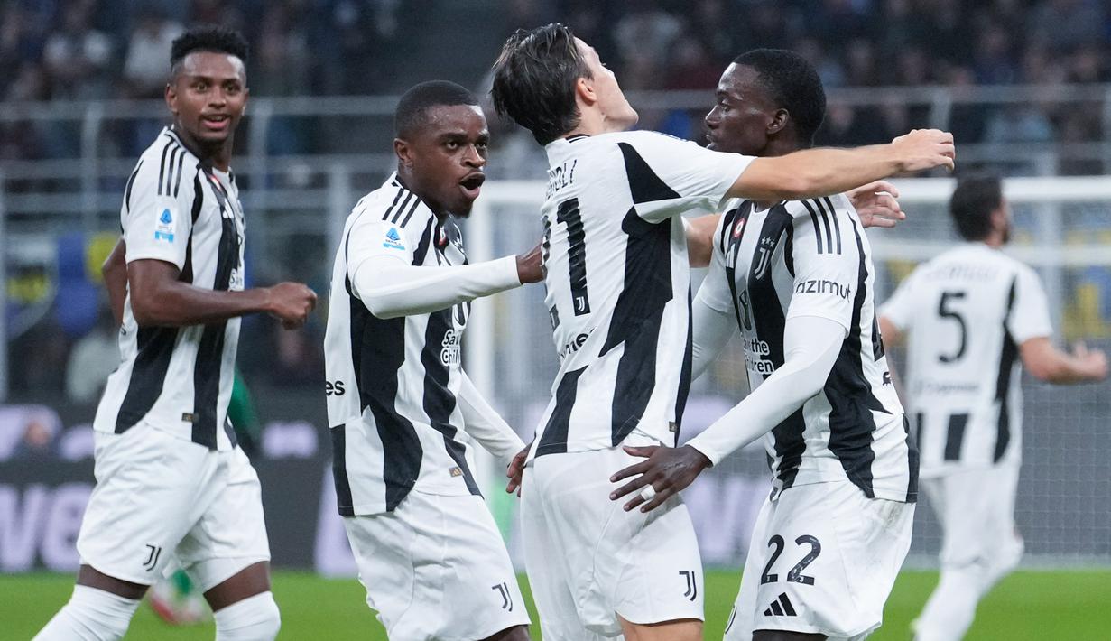 Pemain Juventus, Timothy Weah, melakukan selebrasi setelah mencetak gol ke gawang Inter Milan pada laga Liga Italia di Stadion Giuseppe Meazza, Minggu (27/10/2024). (AP Photo/Luca Bruno)