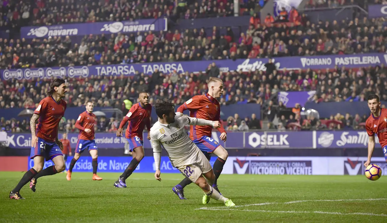 Aksi pemain Real Madrid, Isco (22) melepaskan tembakan ke gawang Osasuna yang berbuah gol pada lanjutan La Liga Spanyol di El Sadar stadium, Pamplona, (11/2/2017).  (AP/Alvaro Barrientos)