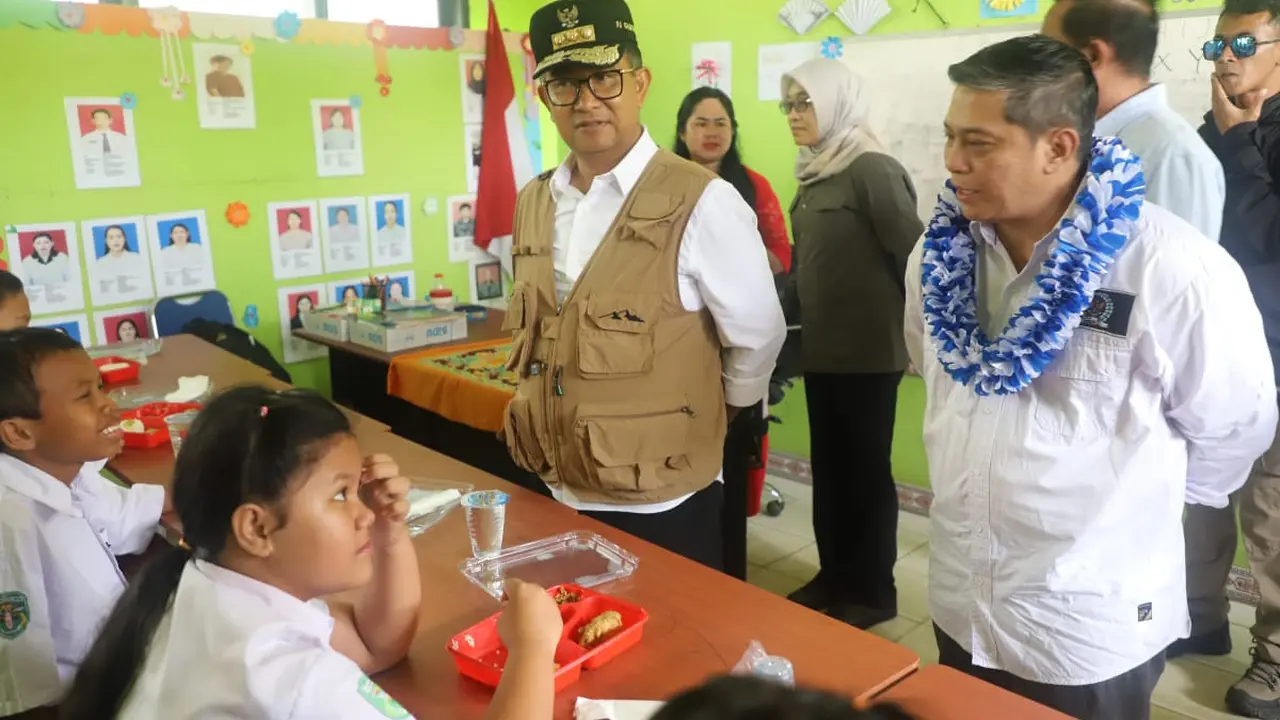Tinjau Simulasi Makan Bergizi Gratis di SLBN Kubar, Akmal Malik: Anak-Anak Suka dan Menikmati