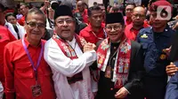 Pasangan bakal calon gubernur dan wakil gubernur DKI Jakarta dari Partai Demokrasi Indonesia Perjuangan (PDIP), Pramono Anung dan Rano Karno bersalam komando sesaat sebelum memasuki kantor Komisi Pemilihan Umum (KPU) Provinsi DKI Jakarta, Rabu (28/8/2024). (Liputan6.com/Angga Yuniar)