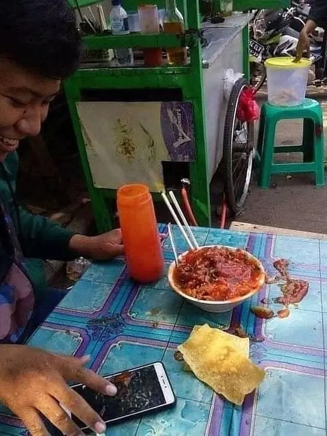 10 Momen saat Mau Makan Mi Ini Apes Banget, Bikin Geregetan