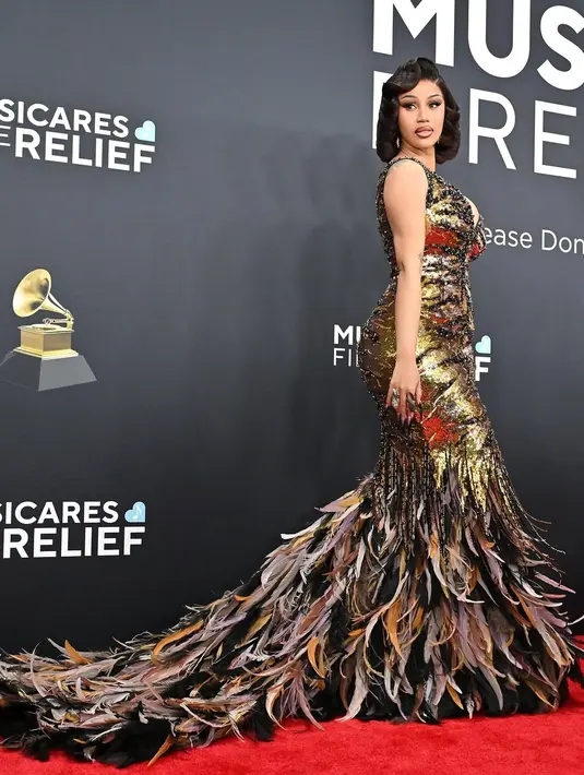 Ia melengkapi gayanya dengan anting berlian Le Vian serta berbagai cincin statement yang semakin menambah kesan elegan. [@iamcardib].