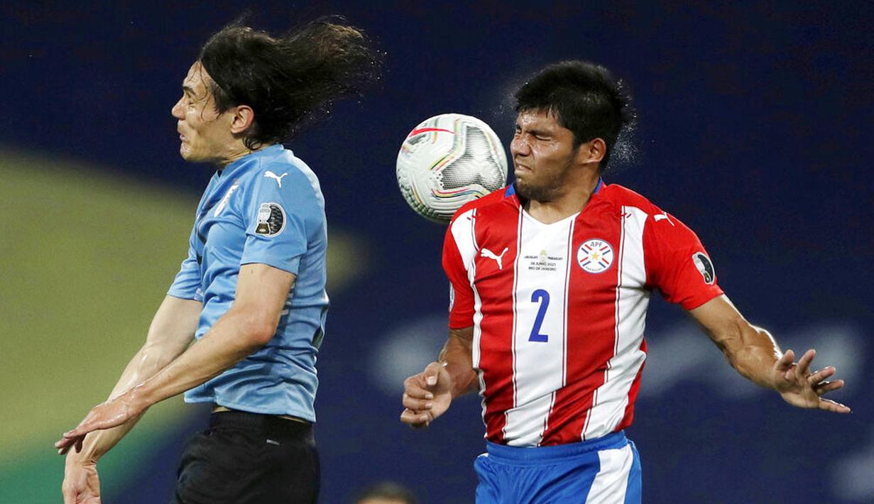 Setelah bertubi-tubi menggempur gawang Paraguay, gol akhirnya didapat Uruguay lewat penalti. Miguel Almiron melanggar Nahitan Nandez di kotak terlarang. (AP/Silvia Izquierdo)