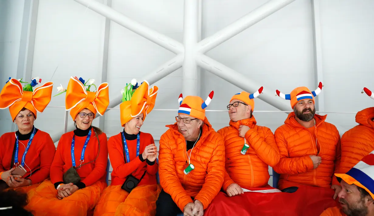 Penonton mengenakan atribut kepala unik saat menunggu dimulainya balapan speed skater 1.500 meter pada Olimpiade Musim Dingin 2018 di Gangneung, Korea Selatan, Selasa (13/2). Ada 92 negara peserta yang mengikuti ajang tersebut. (AP/John Locher)