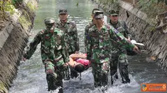 Citizen6, Kelapa Gading: Personel Diskes Kolinlamil, Koarmabar, dan Lantamal III melaksanakan praktek penanggulangan korban banjir di Jalan Pulau Bintan dan Galang, Kompleks TNI AL Kelapa Gading Jakarta Utara, Rabu (7/11/2012). (Pengirim: Dispenkolinlamil
