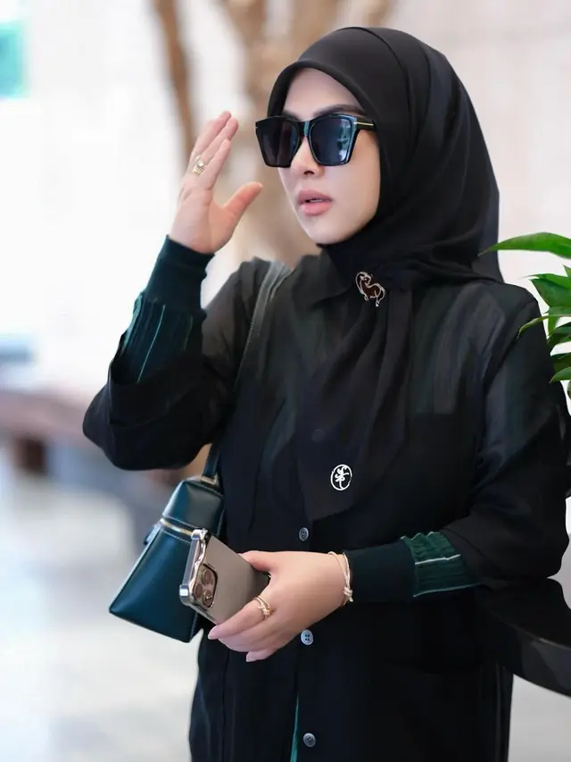 Syahrini dengan busana serba hitam (Instagram/princessyahrini)