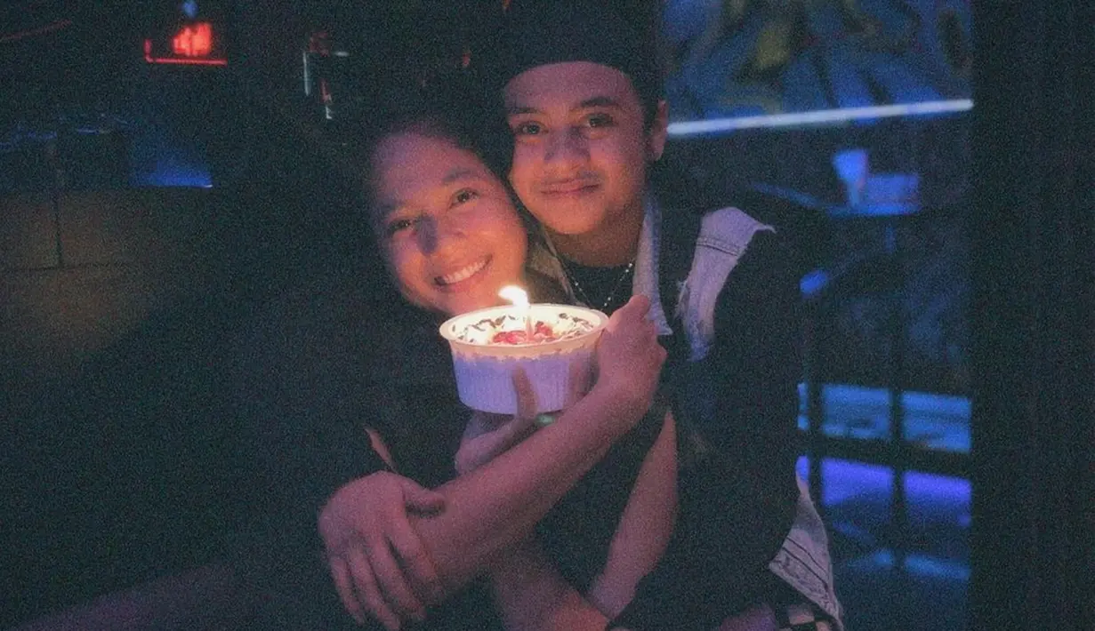 Sitha dan Bastian memang dikenal memiliki gaya pacaran yang begitu mesra. Meski sempat menimbulkan kontra, namun tak sedikit yang menyebut mereka adalah pasangan dengan relationship goals. Terlihat ketika Bastian dalam keterangan unggahan menuliskan ucapan dan pesan manis untuk sang kekasih. (Liputan6.com/IG/@sithamarino)