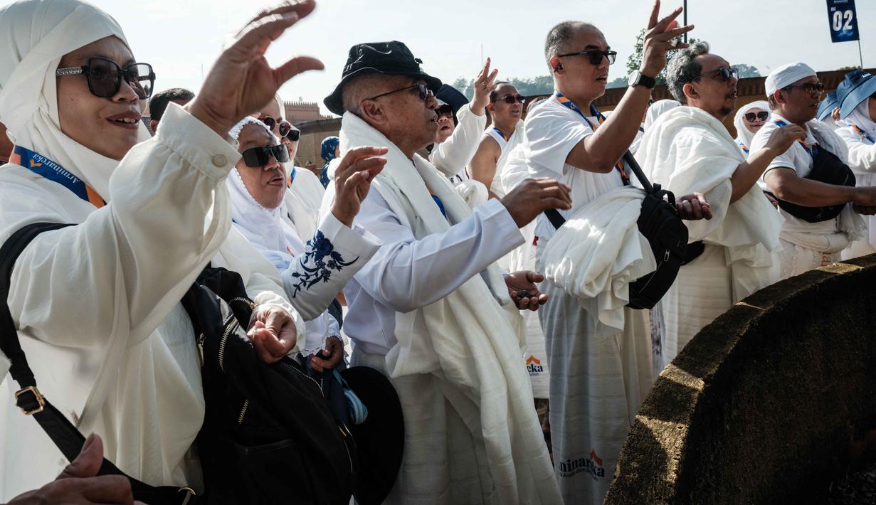 Penurunan biaya ini diklaim tidak akan mengurangi kualitas layanan bagi jemaah di Arab Saudi. Tampak dalam foto, para calon jamaah haji berlatih ritual haji menggunakan replika tempat-tempat suci di Pusat Pelatihan Manasik Al Mahmudah (AMTC), sebuah fasilitas pelatihan haji yang menampilkan replika tempat-tempat ziarah utama, di Tangerang Selatan pada 5 April 2026. (YASUYOSHI CHIBA/AFP)