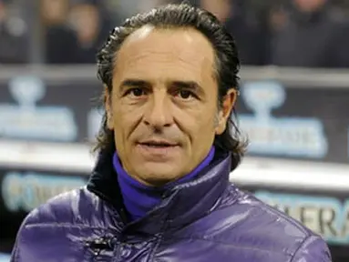 Pelatih Fiorentina, Cesare Prandelli mengamati anak didiknya berlaga kontra AC Milan dalam lanjutan partai Serie A pada 17 Januari 2009 di San Siro, Milan. AFP PHOTO/DAMIEN MEYER