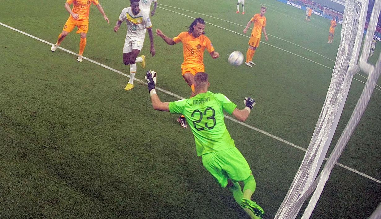 Kiper berusia 28 tahun itu menunjukkan kemampuan yang luar biasa dalam meredam gelombang serangan timnas Senegal. (AFP/ Odd Andersen)