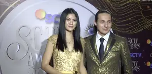 Elegannya busana Hana Saraswati- Dylan Carr pada saat SCTV Awards 2017.