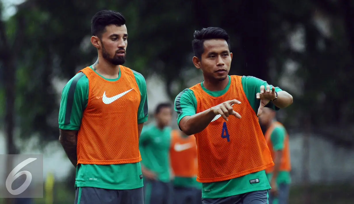 Andik Vermansyah (kanan) bersama Stefano Lilipaly saat latihan di SPH Karawaci, Tangerang, Selasa (15/11). Jelang berlaga di Piala AFF 2016, Timnas Indonesia fokus berlatih peluang bola mati. (Liputan6.com/Helmi Fithriansyah)