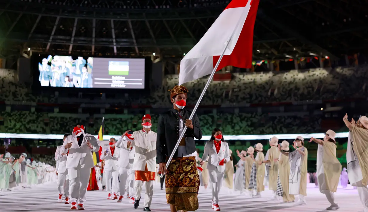 Baju adat Bali Payas Madya yang digunakan atlet surfer Indonesia, Rio Waida yang didapuk membawa bendera Merah Putih. (Foto: AFP/Odd Andersen)