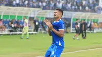 Striker Persib Bandung, Muhammad Dimas Drajad, mencetak gol ke gawang Persija Jakarta pada pekan keenam BRI Liga 1 di Stadion Si Jalak Harupat, Soreang, Kabupaten Bandung, Senin (23/9/2024). (Bola.com/Erwin Snaz)