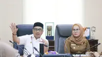 Bupati Bone Bolango (Bonebol) Hamim Pou saat memimpin rapat rencana pembentukan perda retribusi bagi investor batu hitam. Foto:Onal (Arfandi Ibrahim/Liputan6.com)