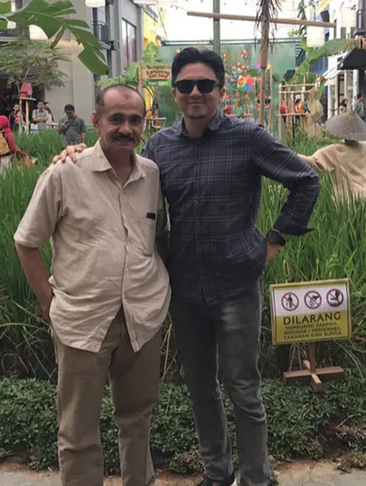 Meskipun belum menikah kala itu, namun dalam foto ini Emran sudah tampak akrab dengan ayah Bella, dan mereka sedang berada di Bandung. “Bandung 18/6/2017. Invited to meet the immediate family,” tulis Bella. (Instagram/iamkumbre)