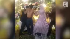 Hadiri pernikahan sang mantan, Pria ini telanjang dada di atas pelaminan.
