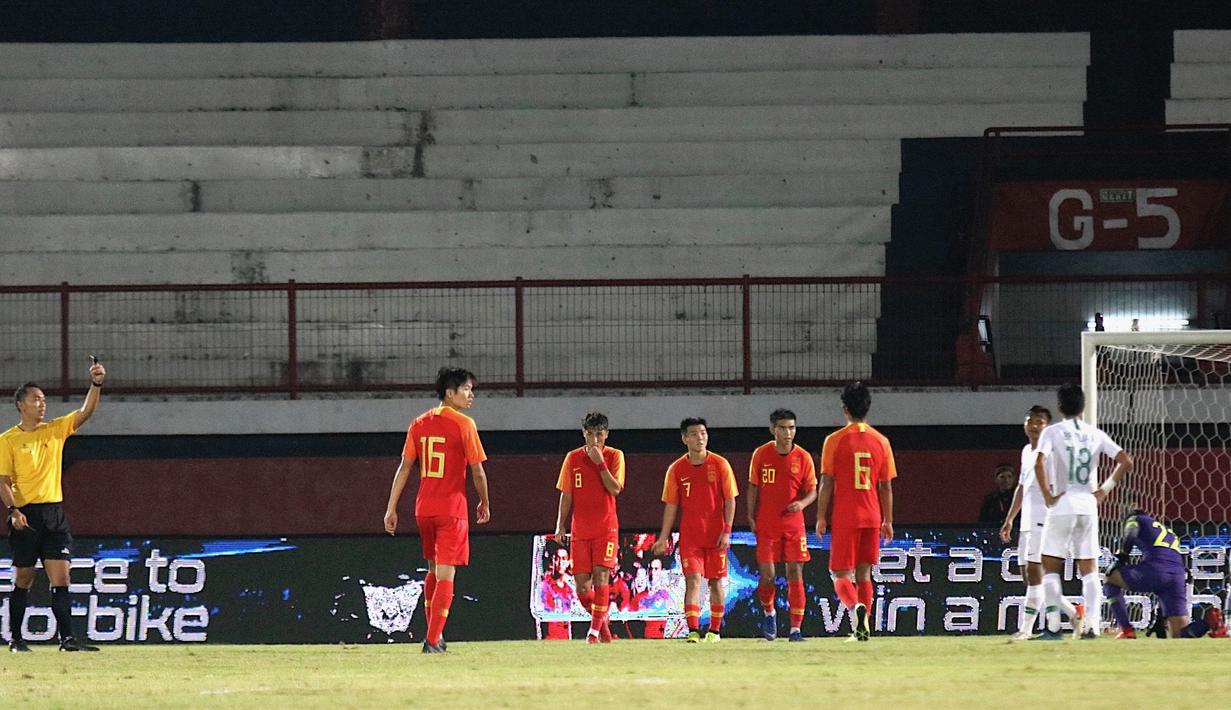 Para pemain China U-19 merayakan gol ke gawang Timnas Indonesia U-19 pada laga ujicoba di Stadion I Wayab Dipta, Bali, Minggu (20/10). Indonesia kalah 1-3 dari China. (Bola.com/Aditya Wany).