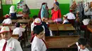 Sejumlah orang tua menemani anaknya masuk ke dalam kelas di hari pertama masuk sekolah di SDN 03, Pesanggrahan, Jakarta Selatan, Senin (16/7). Hari ini merupakan hari pertama masuk sekolah untuk tahun ajaran 2018-2019. (Merdeka.com/Arie Basuki)