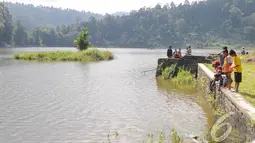 Tempat wisata ini mempunyai danau yang airnya berasal dari air terjun Curug Cimanaracun, Jawa Barat, Sabtu (2/8/14). (Liputan6.com/Herman Zakharia)