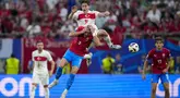 Penyerang Turki Kenan Yildiz berebut bola dengan bek Republik Ceko Vladimir Coufal pada laga terakhir grup F Euro 2024 di stadion Volkspark, Kamis (27/6/2024). (AP Photo/Ebrahim Noroozi)