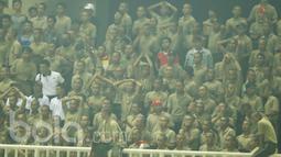 Sejumlah Suporter PS TNI yang mayoritas Tentara menyaksikan langsung laga PS TNI kontra PSM Makassar pada laga Liga 1 Indonesia di Stadion Pakansari, Bogor (15/05/2017). PS TNI menang 2-1. (Bola.com/M Iqbal Ichsan)
