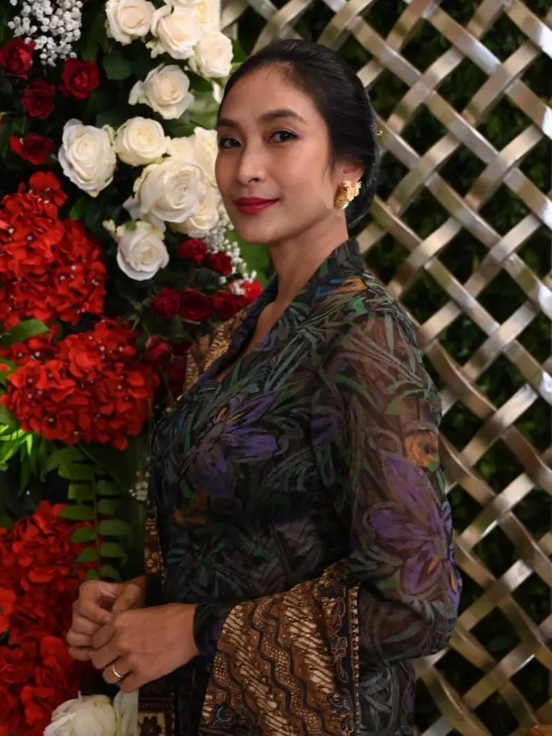 FOTO: Cantik dan Anggunnya Happy Salma dalam Balutan Kebaya